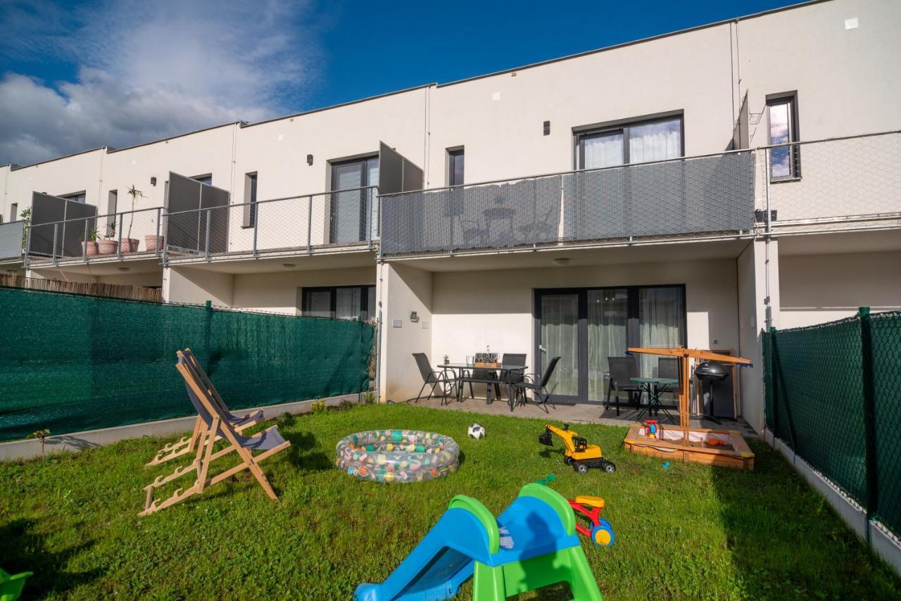 3 Bed Modern Family House In Mikulovヴィラ エクステリア 写真